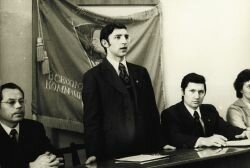 ВРУЧЕНИЕ КОМСОМОЛЬСКИХ БИЛЕТОВ, 1975 Г.